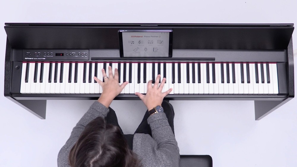 Roland F-140R Digital Piano