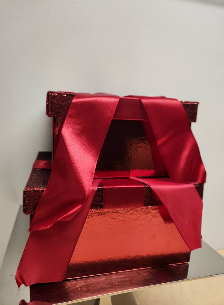 SQUARE STACKING RED GLITTER & SATIN BOW GIFT BOXES SET 24