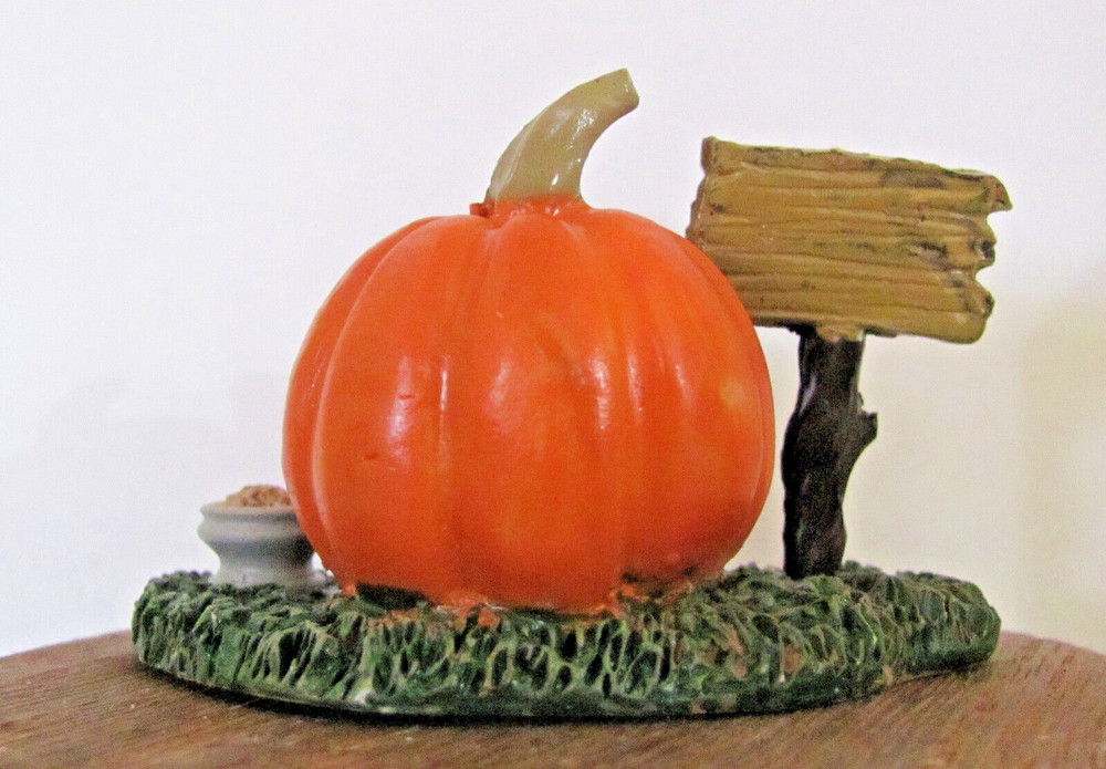 Lemax Spooky Town Accessory - Pumpkin Doghouse #64053