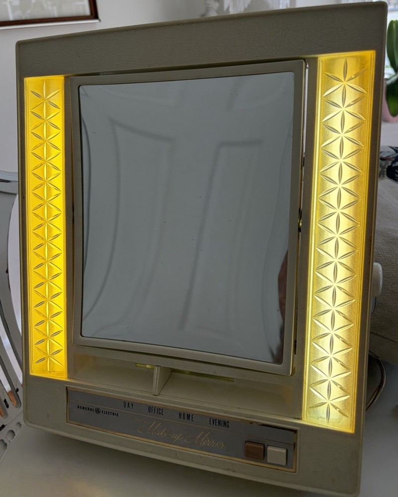 1978 GE General Electric Lighted, 2 Side, 4 Setting Makeup Mirror B21M-1 Works!