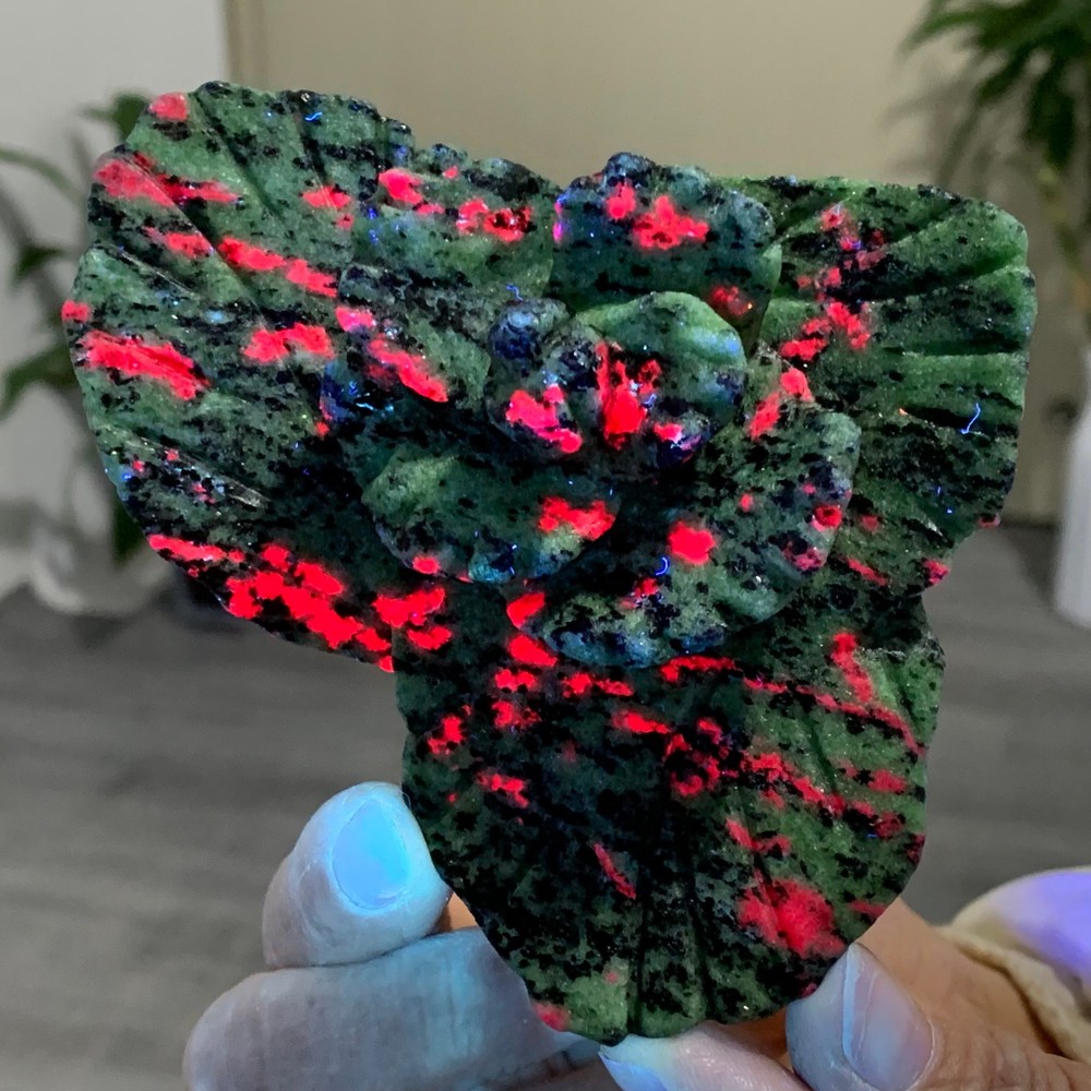249G Natural green Ruby zoisite(anylite)crystal Carving rose glow under UV light