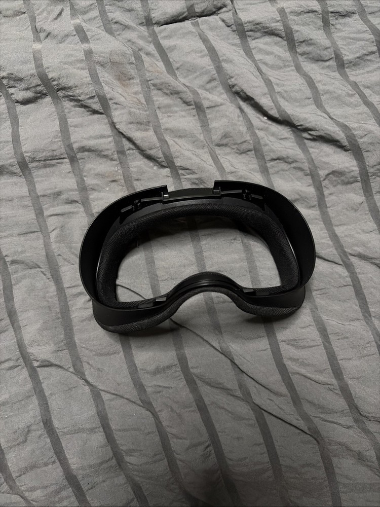 Meta Quest 3s Xbox Edition (With Carrying Case)