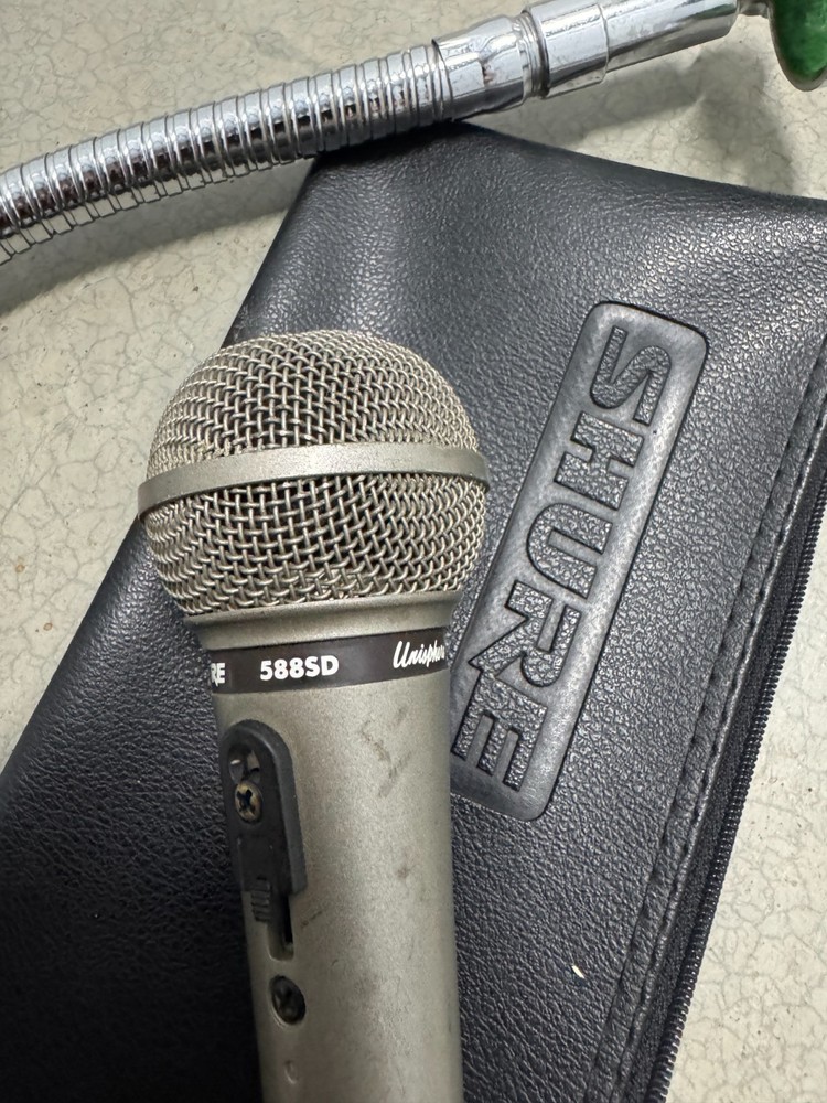 Shure Unisphere B 588SA Unidirectional Dynamic Microphone + Screw-On Cable