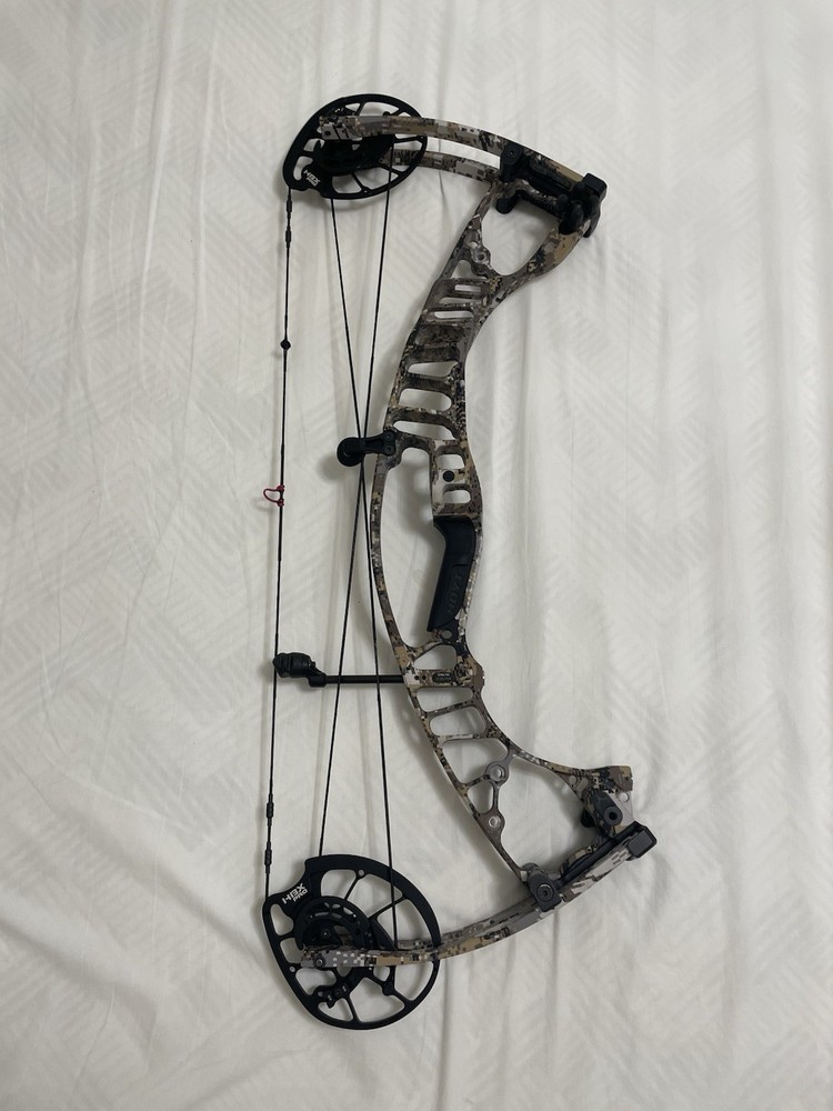 Hoyt VTM 31 RH 80lb – NEW Strings - Bare Bow