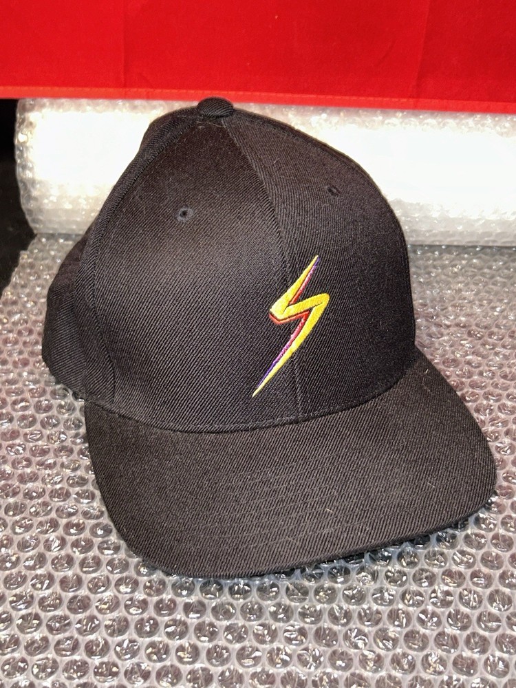MS MARVEL Cap Marvel Comics Cast & Crew Gift - SNAP BACK NEW!