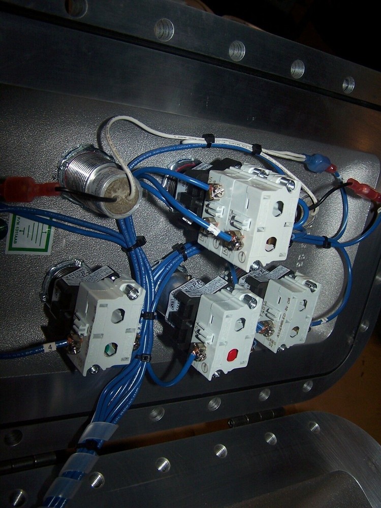 NEW AKRON HAZARDOUS LOCATION 3 POSITION MAINTAINED SELECTOR SWITCH XP3SSCB-5