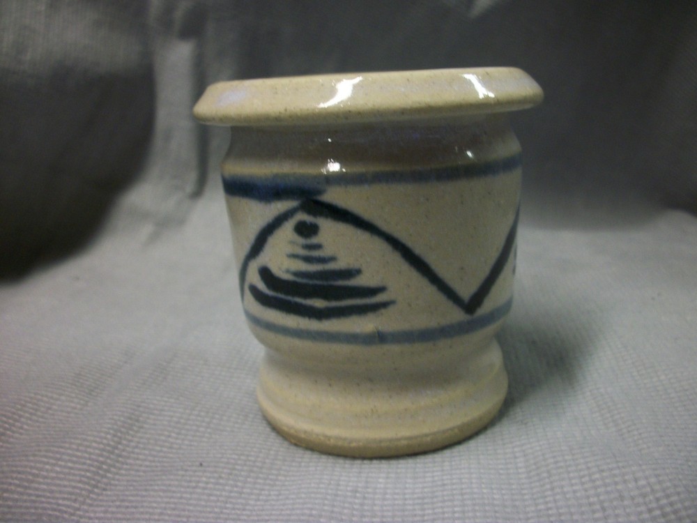 ELIZABETH II 1584- 1984 POTTERY VASE