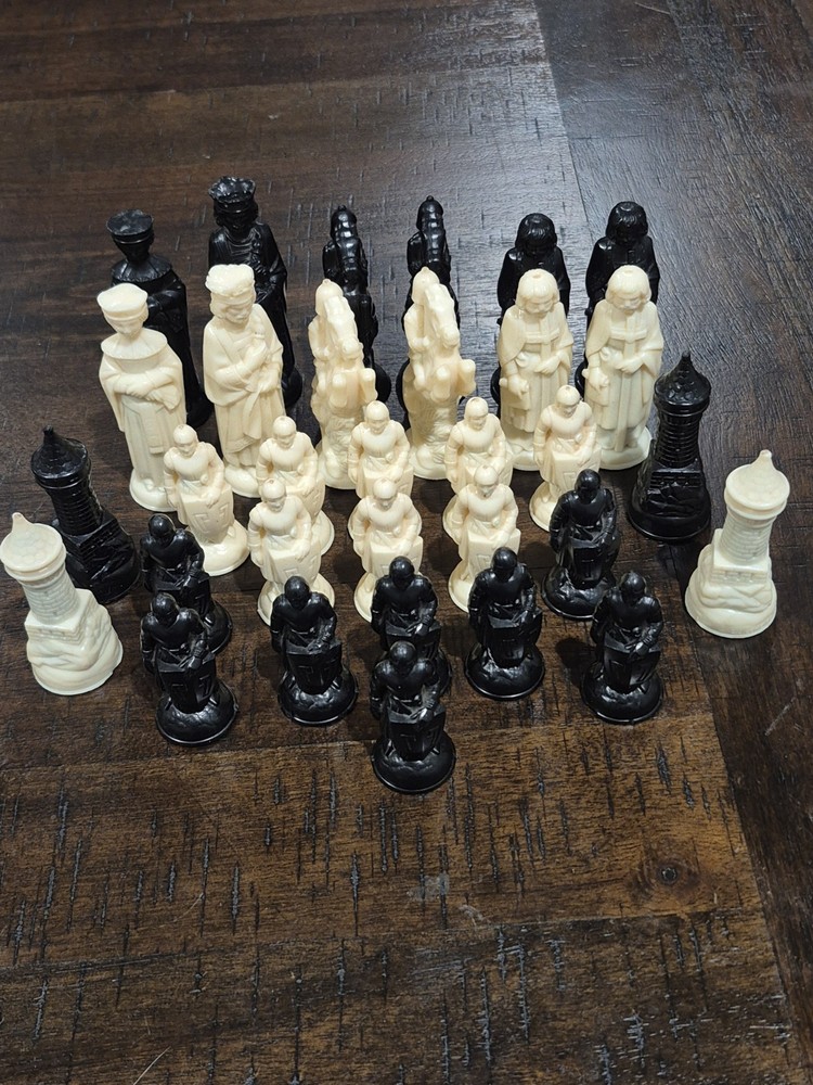 E.S. Lowe Medieval Renaissance Chess Pieces White & Black 32 pieces