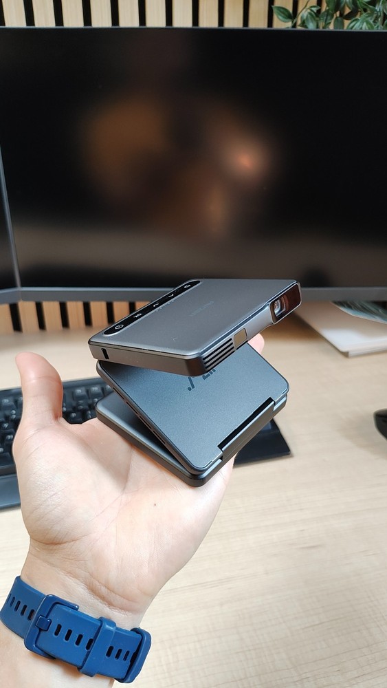 Zip Tri-Fold Truly Portable DLP Projector,Full-Screen Mode,Type-C Fast Charging