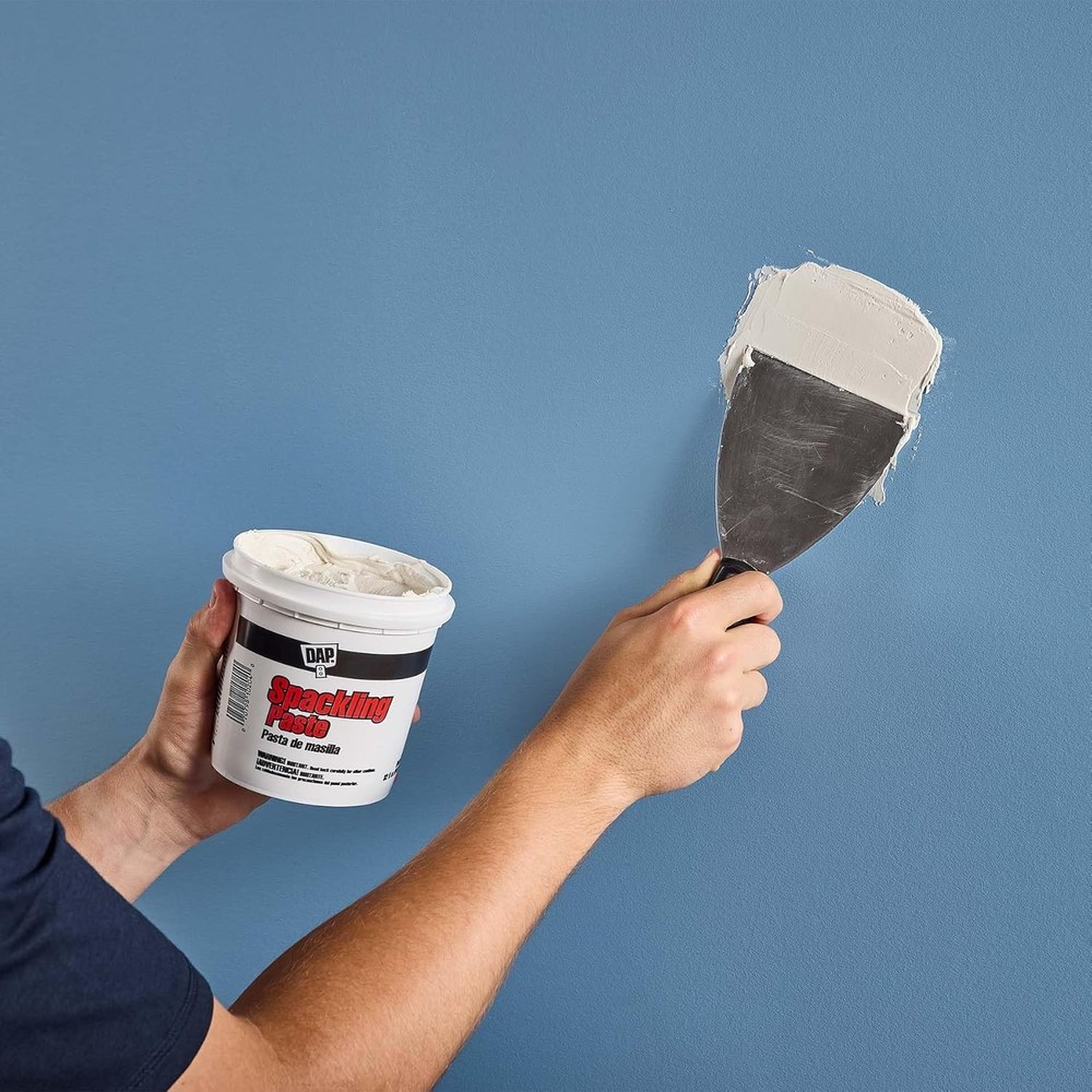 White spackling paste for wall repair