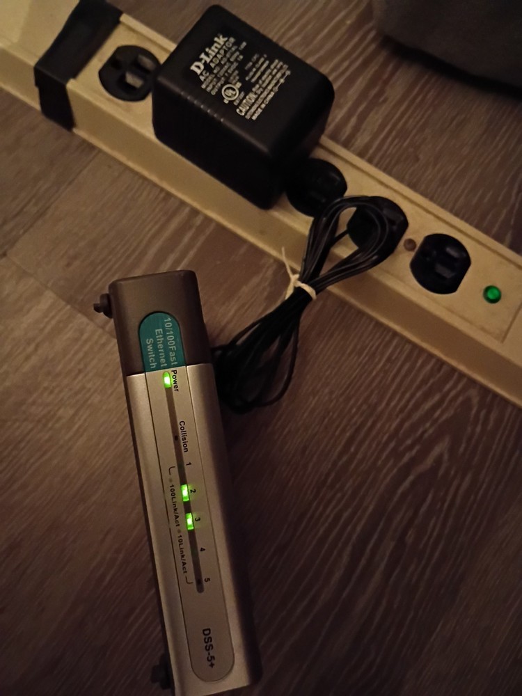 D-Link DSS-5+ 10/100 Fast Ethernet Switch with Power Adapter