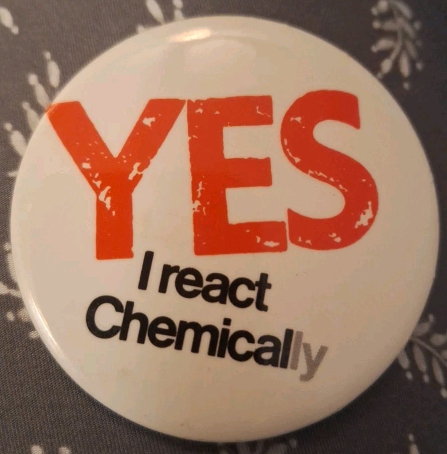 YES I REACT CHEMICALLY 1974 VINTAGE PINBACK BUTTON