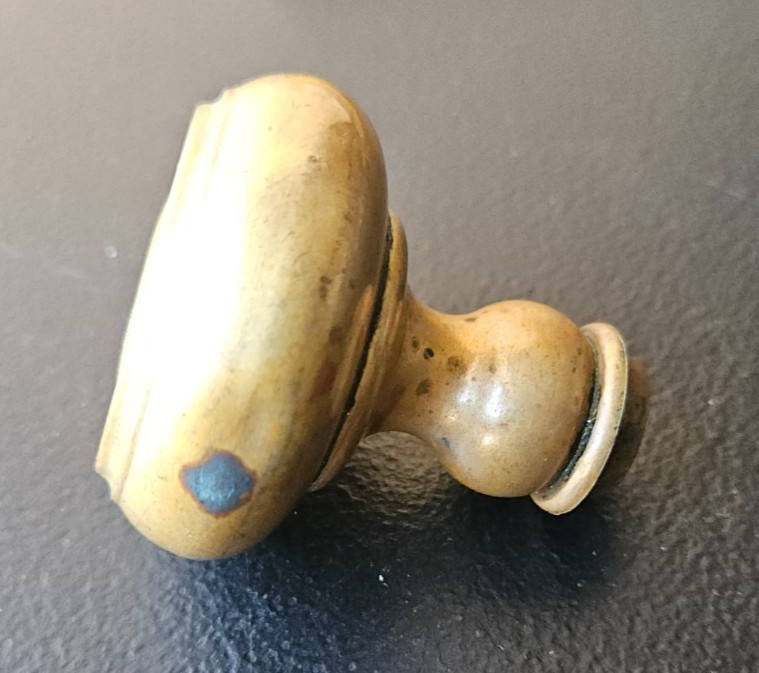 BRASS DOORKNOB. SALVAGE. GREAT SIMPLE STYLE.