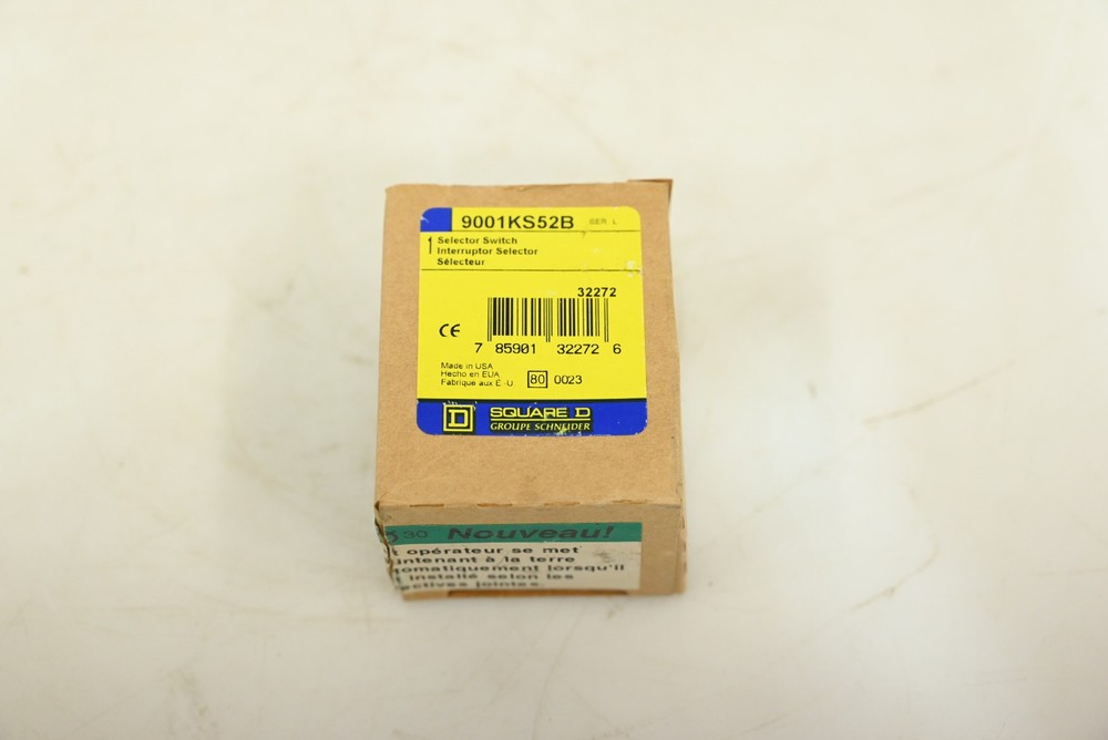 SCHNEIDER ELECTRIC Short-Handled Selector Switch: 30 mm Panel Mount Size, 3 Posi