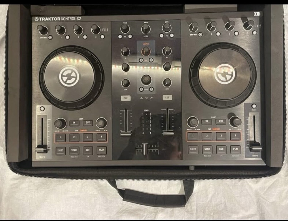 Native Instruments TRAKTOR KONTROL S2 MK2 DJ Controller