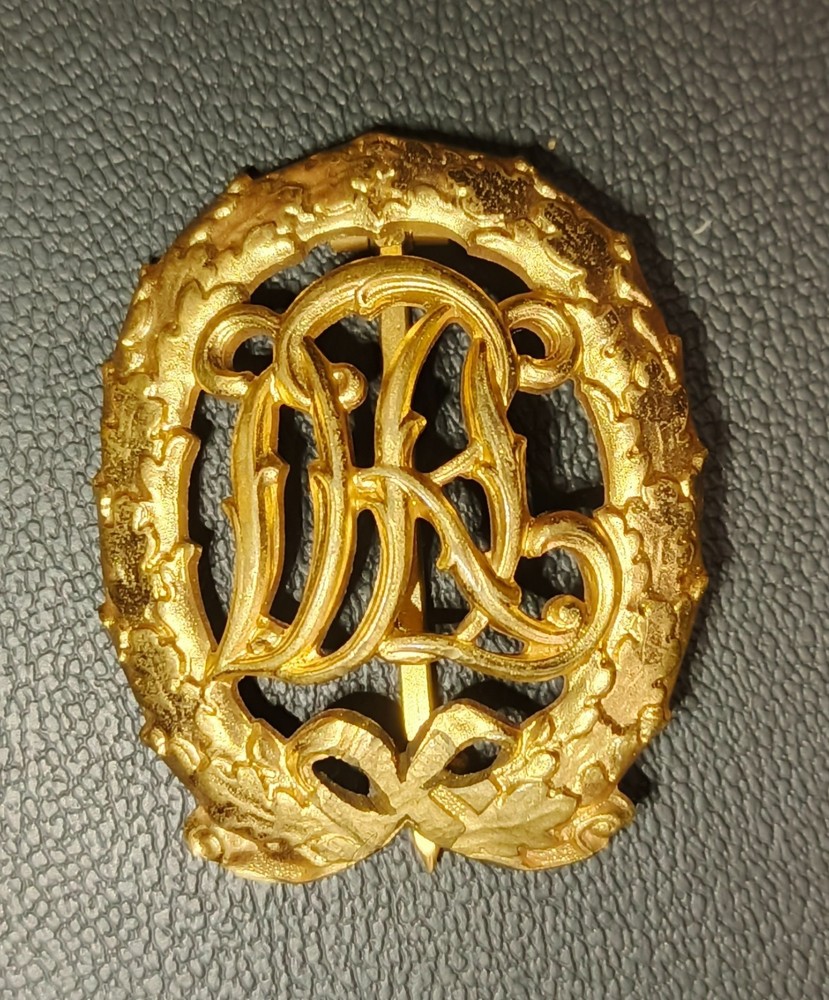 A badge DRL in gold