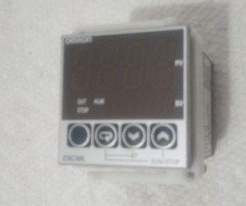 Omron E5CWL-Q1TC Temperature controller