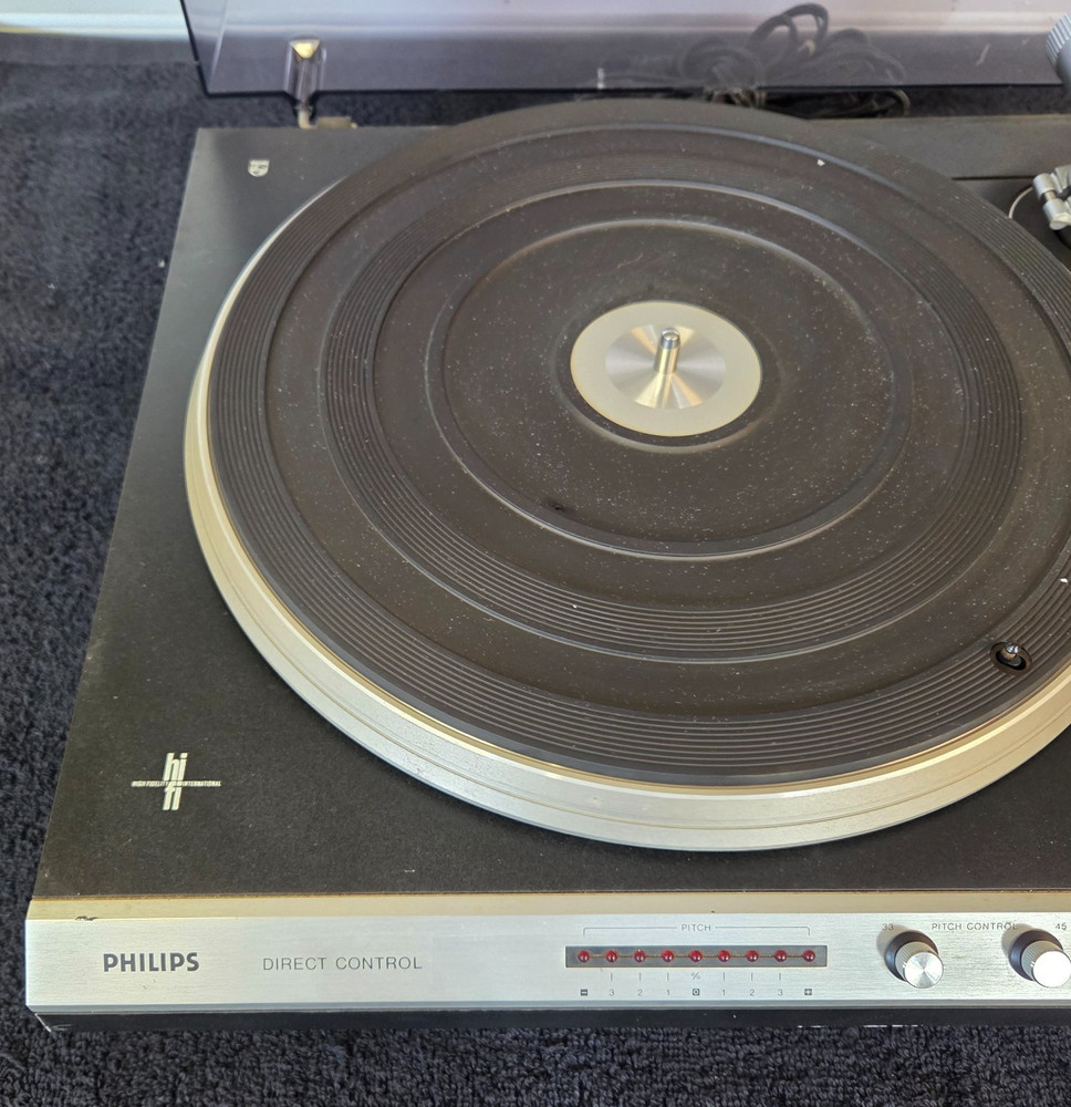 PHILIPS FULL AUTOMATIC TURNTABLE AF-829