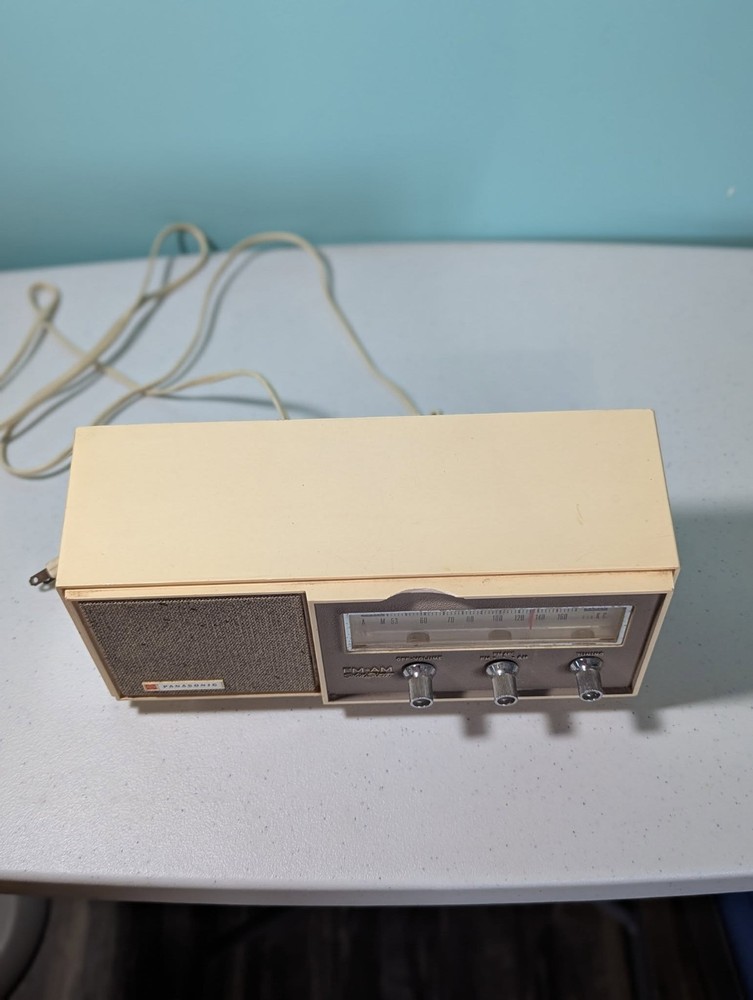 Panasonic Solid State Transistor AM/FM Radio Model RE-6137 Vintage