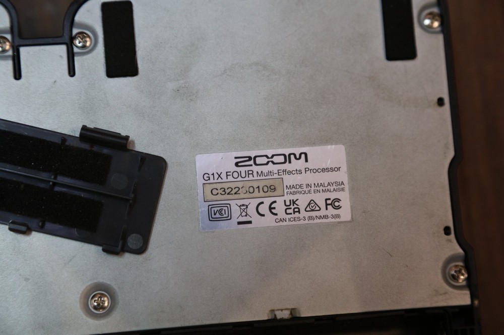 Zoom G1X FOUR Digital Multi-Effects Processor Looper with Expression Pedal