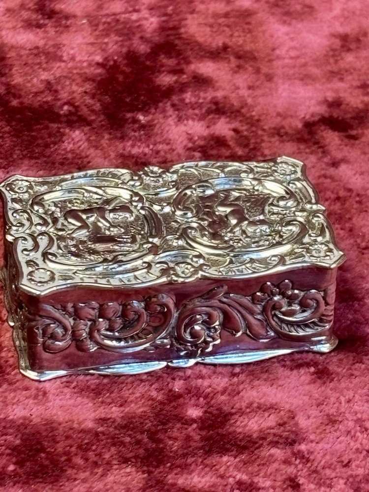 A Pretty Hallmarked Silver Pill Box. Repousse / Cherubs. Birmingham 1921 AM & Co