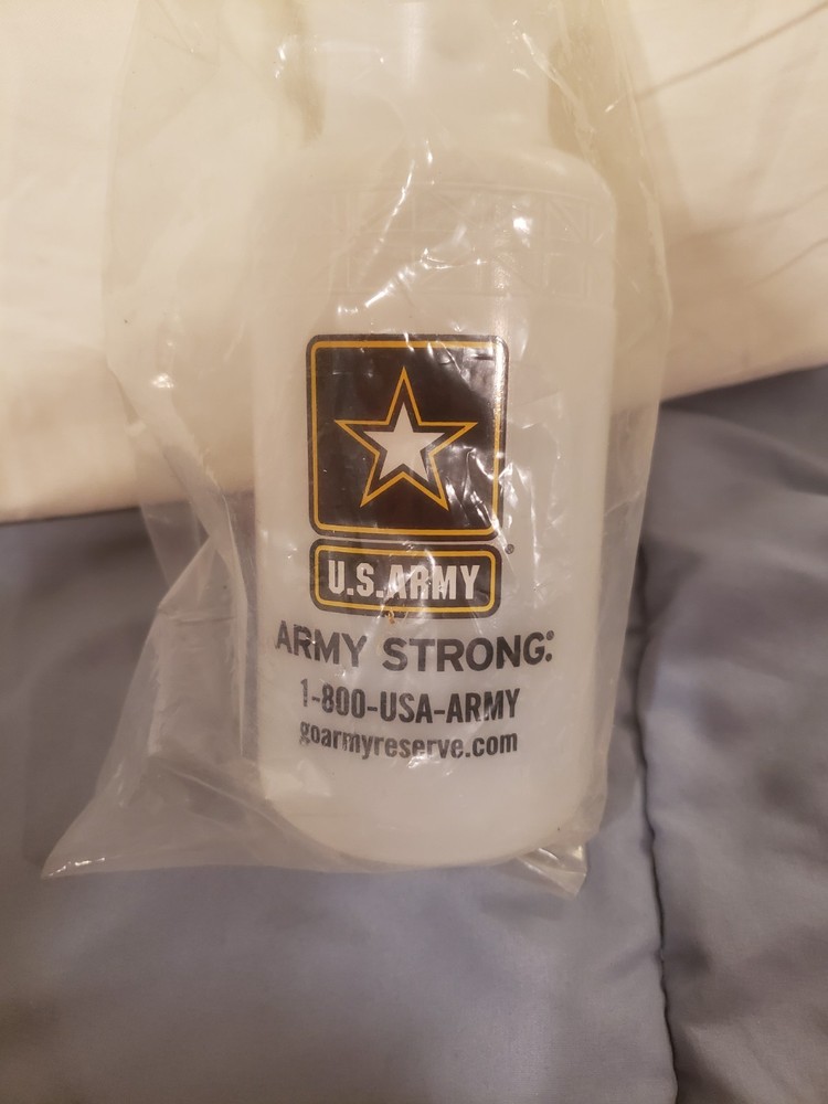US Army Strong Plastic Water Bottle NIP