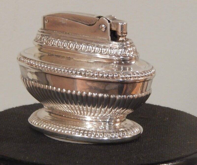 Vintage 1950's Queen Anne Ronson Silverplate Table Lighter - GUC