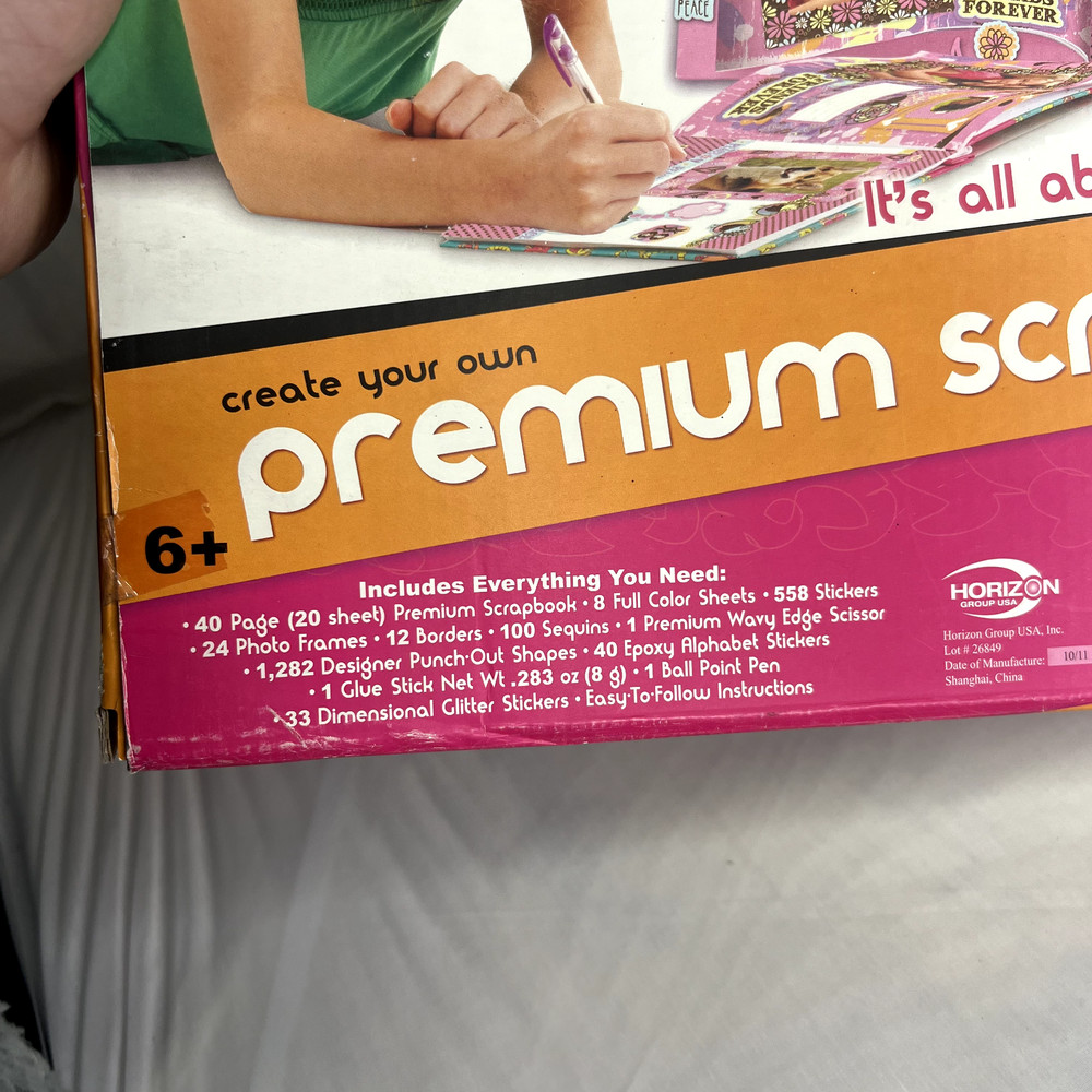 IT'S SO ME! CREATE YOUR OWN PREMIUM SCRAPBOOK
