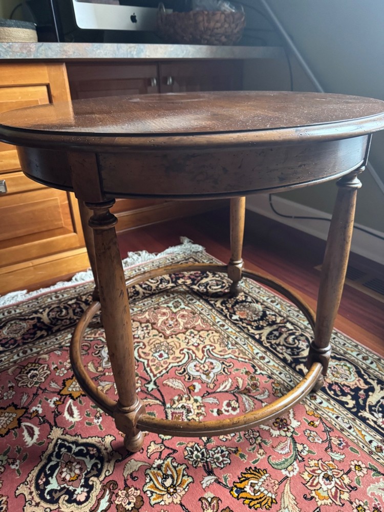 Henredon round side table in walnut finish in great condition