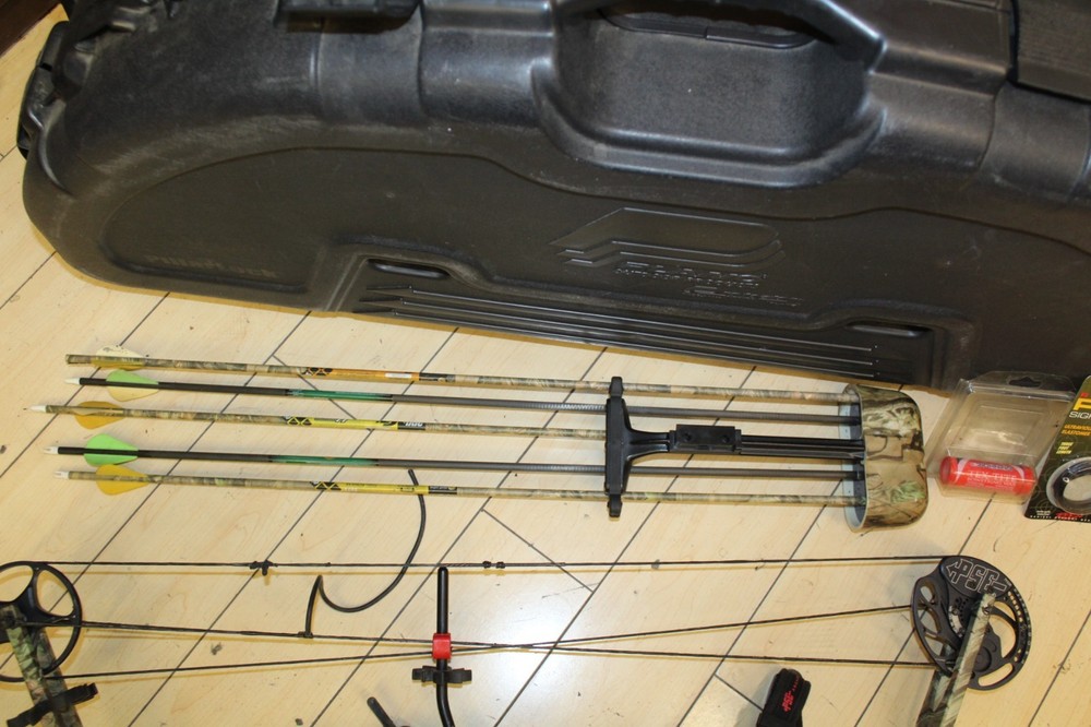 PSE Archery Stinger Compound Bow w/ case and arrows