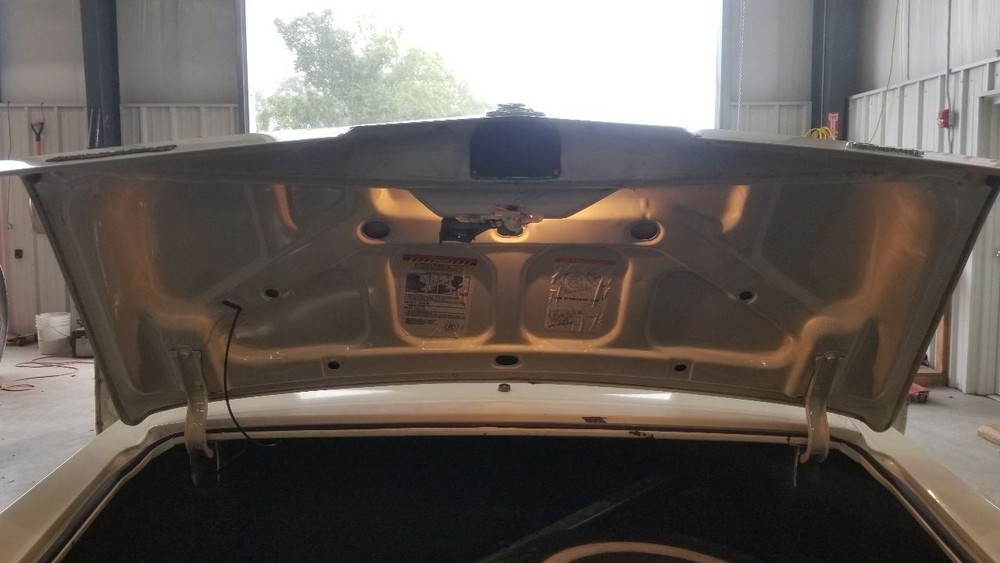 1977 CADILLAC ELDORADO BIARRITZ COMPLETE REAR TRUNK DECKLID ASSEMBLY WHITE