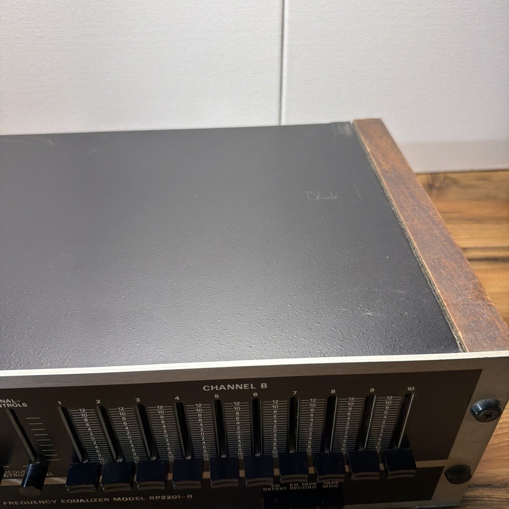 Soundcraftsmen RP2201-R Record-Playback Audio Frequency Equalizer Powers On