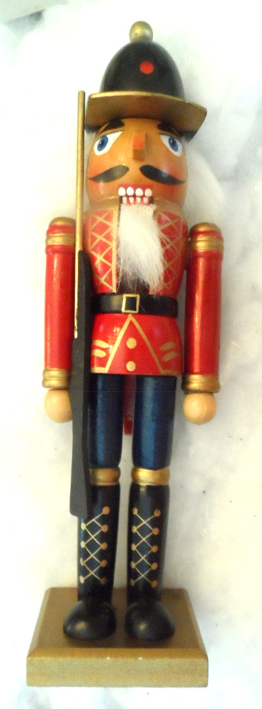 Christmas Ornament/Nutcracker - WOOD NUTCRACKER w/RIFLE - 10"