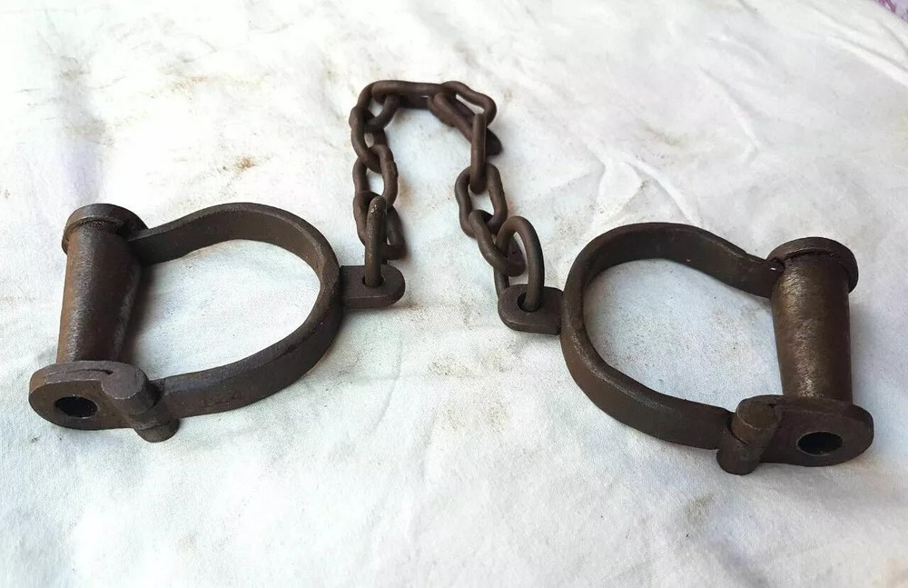 21'' -Antique Iron Handcuff Heavy Chain with Lock Key Handcuff