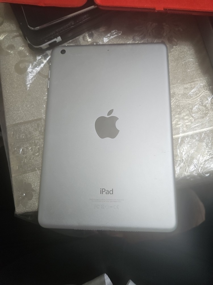 Apple iPad mini 3 A1599; Bundle - (For Parts Or Restoration Projects)