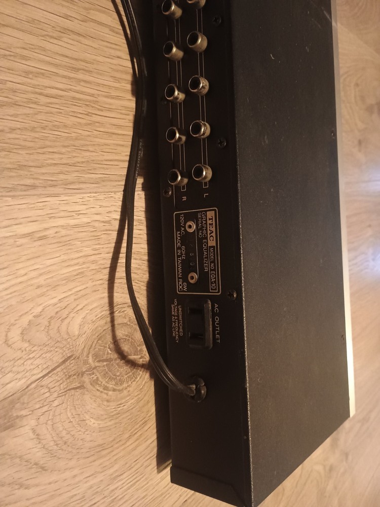 TEAC EQA-10 Graphic Equalizer turns on
