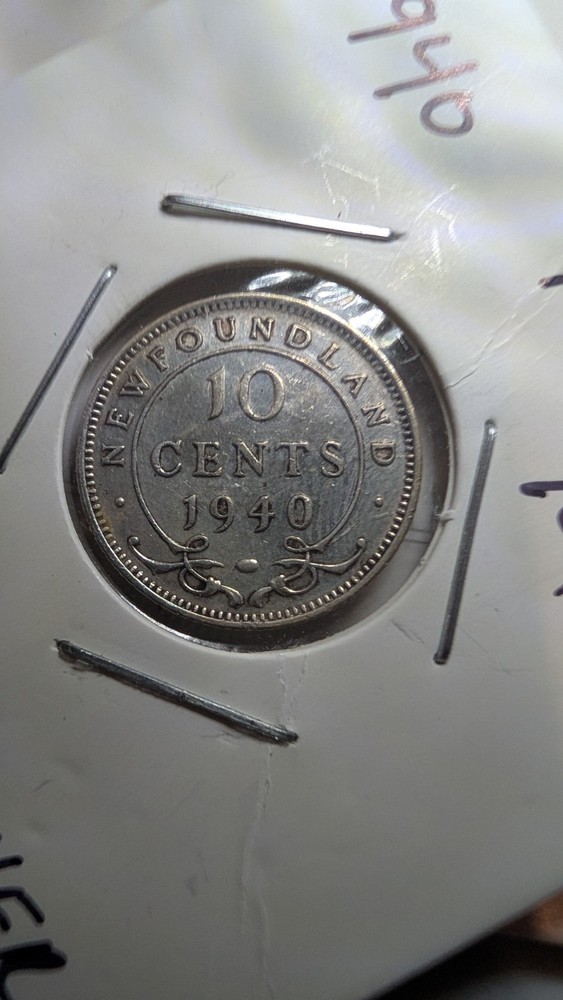 1940- NFLD- 10 CENT SILVER COIN EF (AA114)