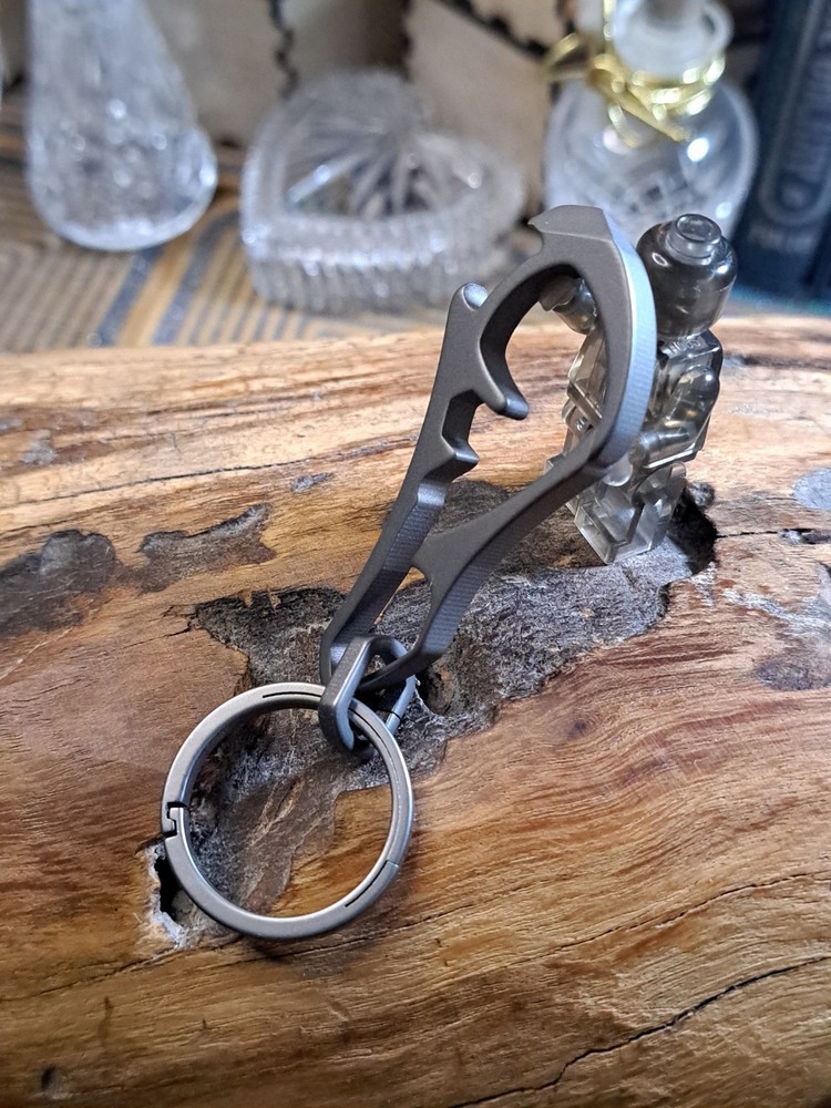 EDC TITANIUM MULTI-TOOL CARABINER KEYCHAIN
