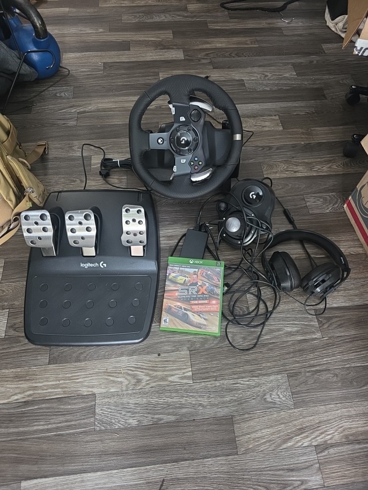 Logitech G920 Steering wheel foot pedals and shifter
