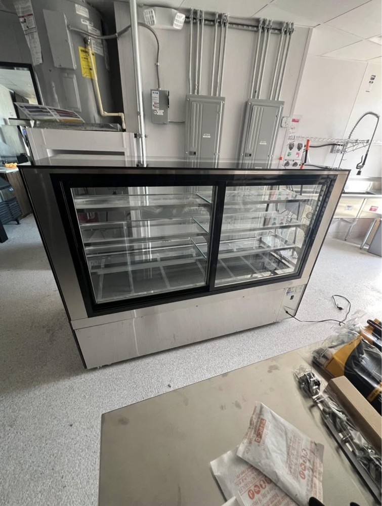 Avantco Dry Display Case