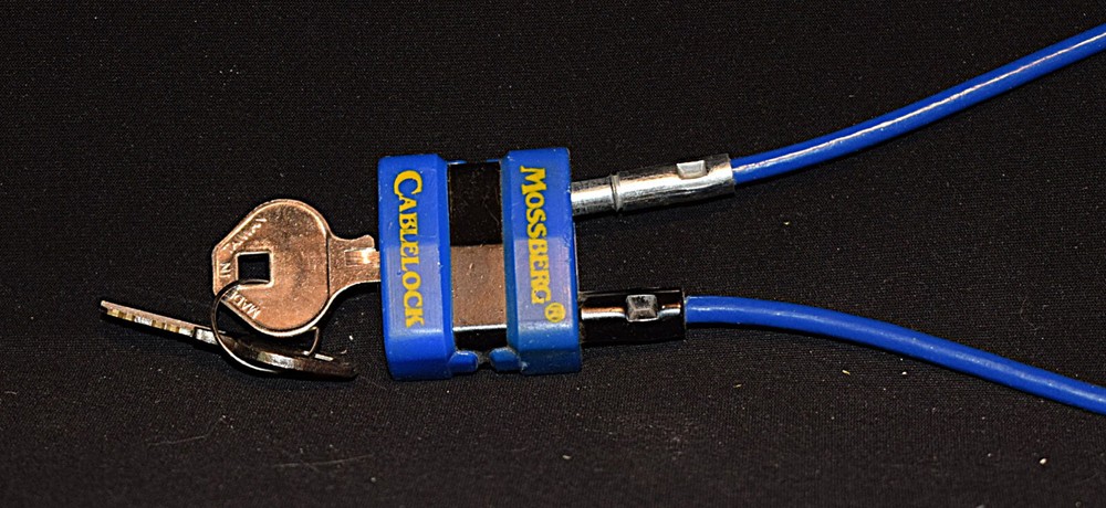 Mossberg Cable Lock ~ Gun Firearm ~ Blue + 2 Keys