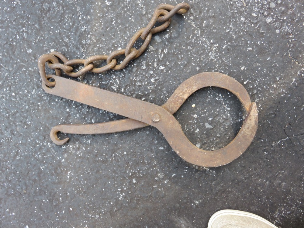 VTG Cast Iron Barn Hook Hanger w/Chain- Pallet Puller- Log Drag Primitive LOOK