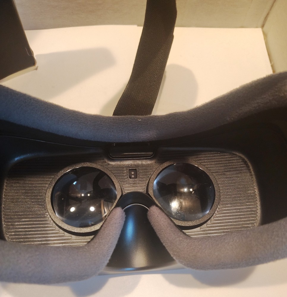 Samsung Gear VR with Controller Powered By Oculus