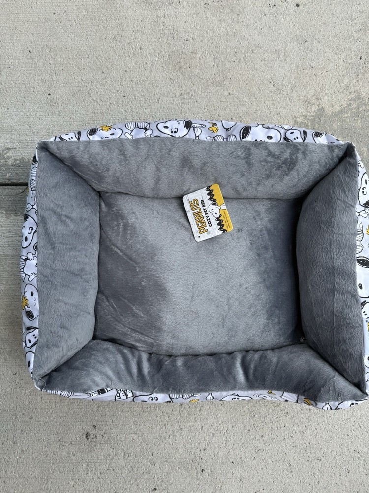 Peanuts cozy Pet Bed Brand New
