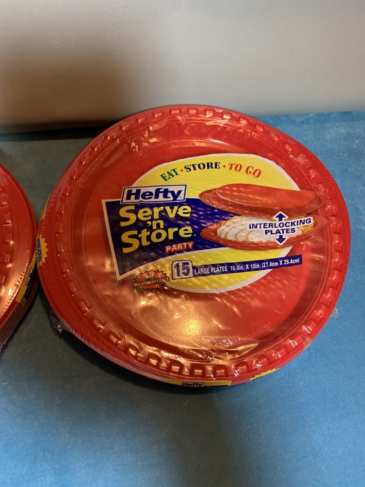 Hefty Serve 'n Store Interlocking Plates 15 Large Plates 10.8" X 10" RED X2