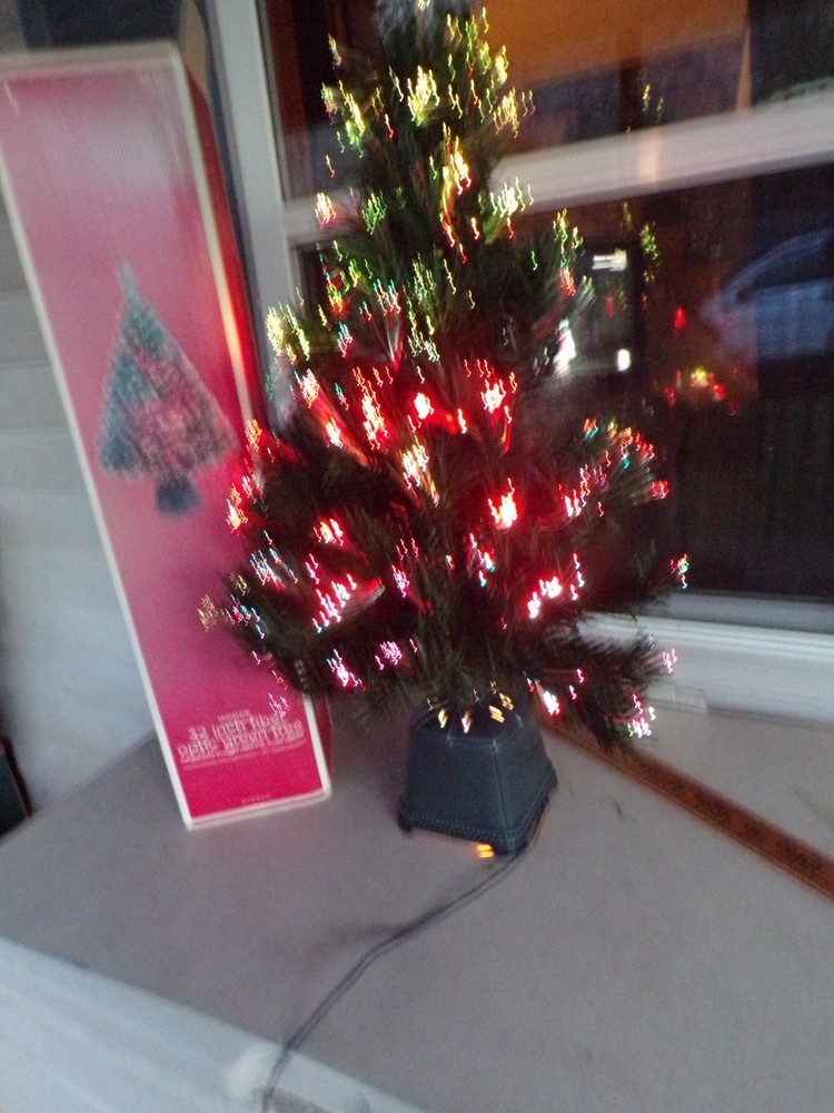 Fiber Optic 32 Inch Christmas Tree Continuously Changes Color Ex Bulbs, Tested