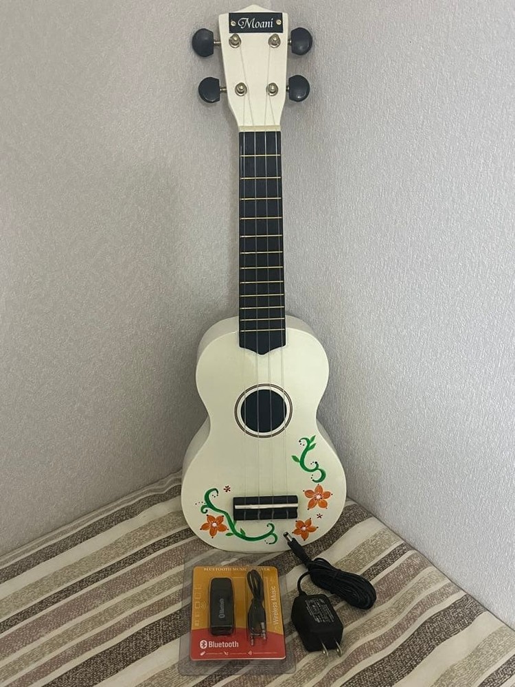 Moani ukulele white