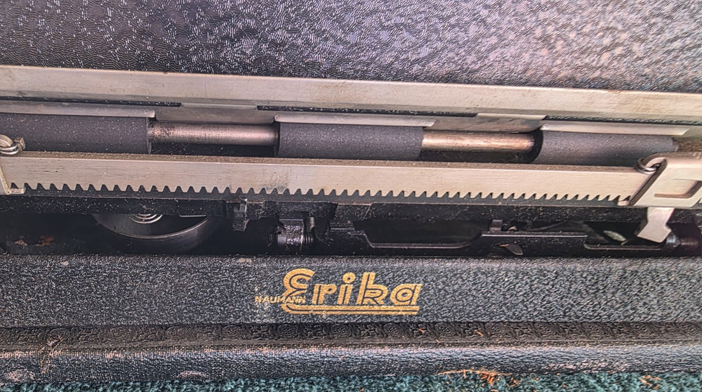 Excellent! 1936 "ERIKA" Typewriter "SERVICED" Original spools, Crinkle, case