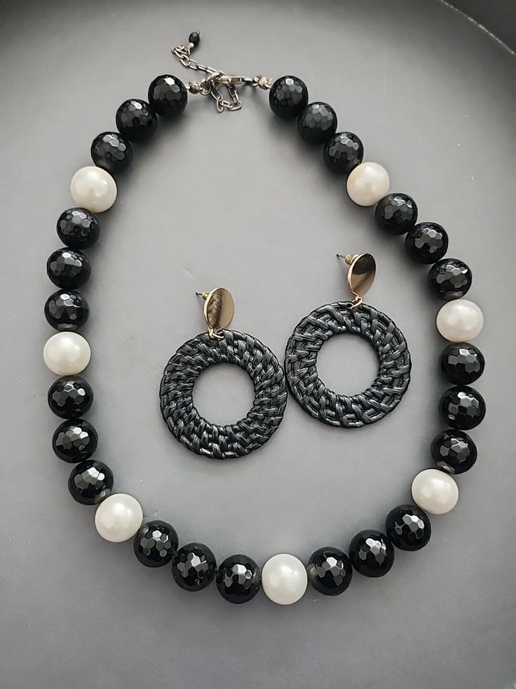 Beautiful Set Neckla and earrings 🖤