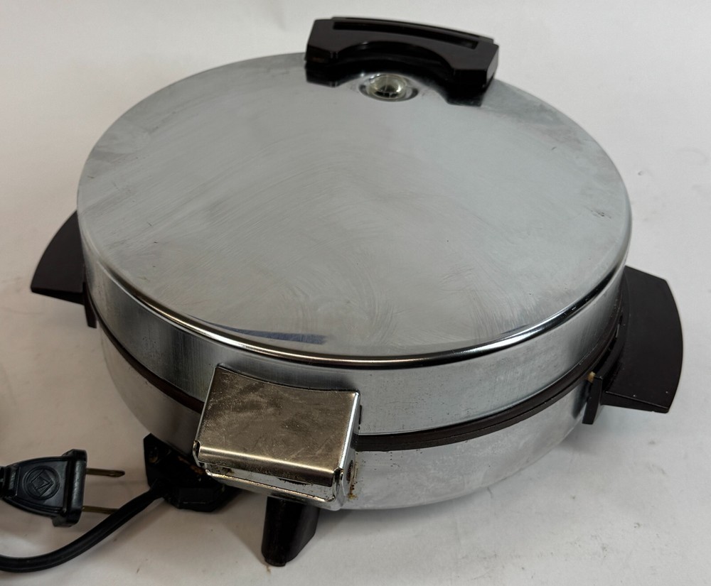 Toastmaster Model 442A Chrome Round Single Belgian Waffle Maker Baker WORKS